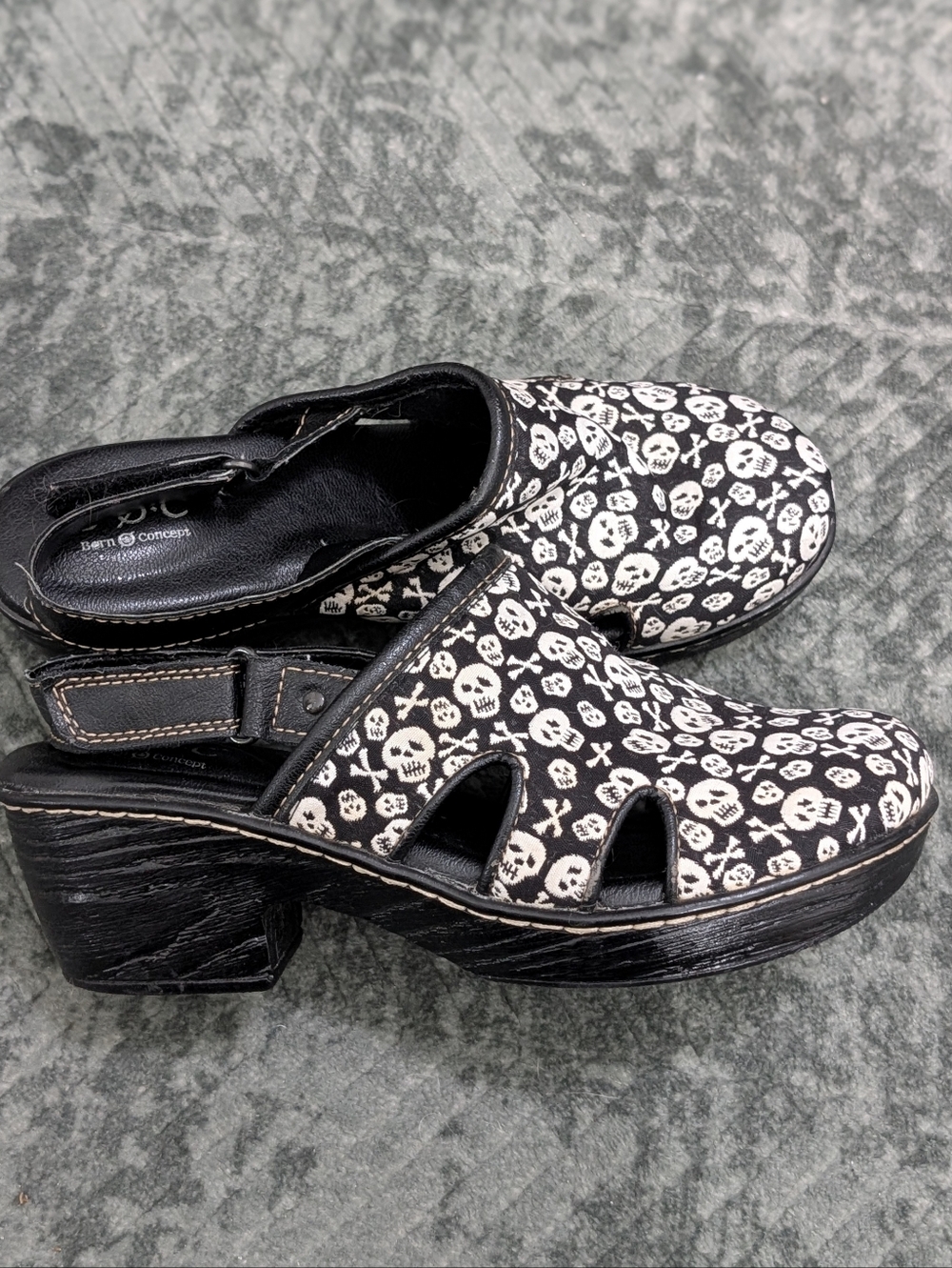 b.o.c. Skull Print Slingback Clogs Size 7